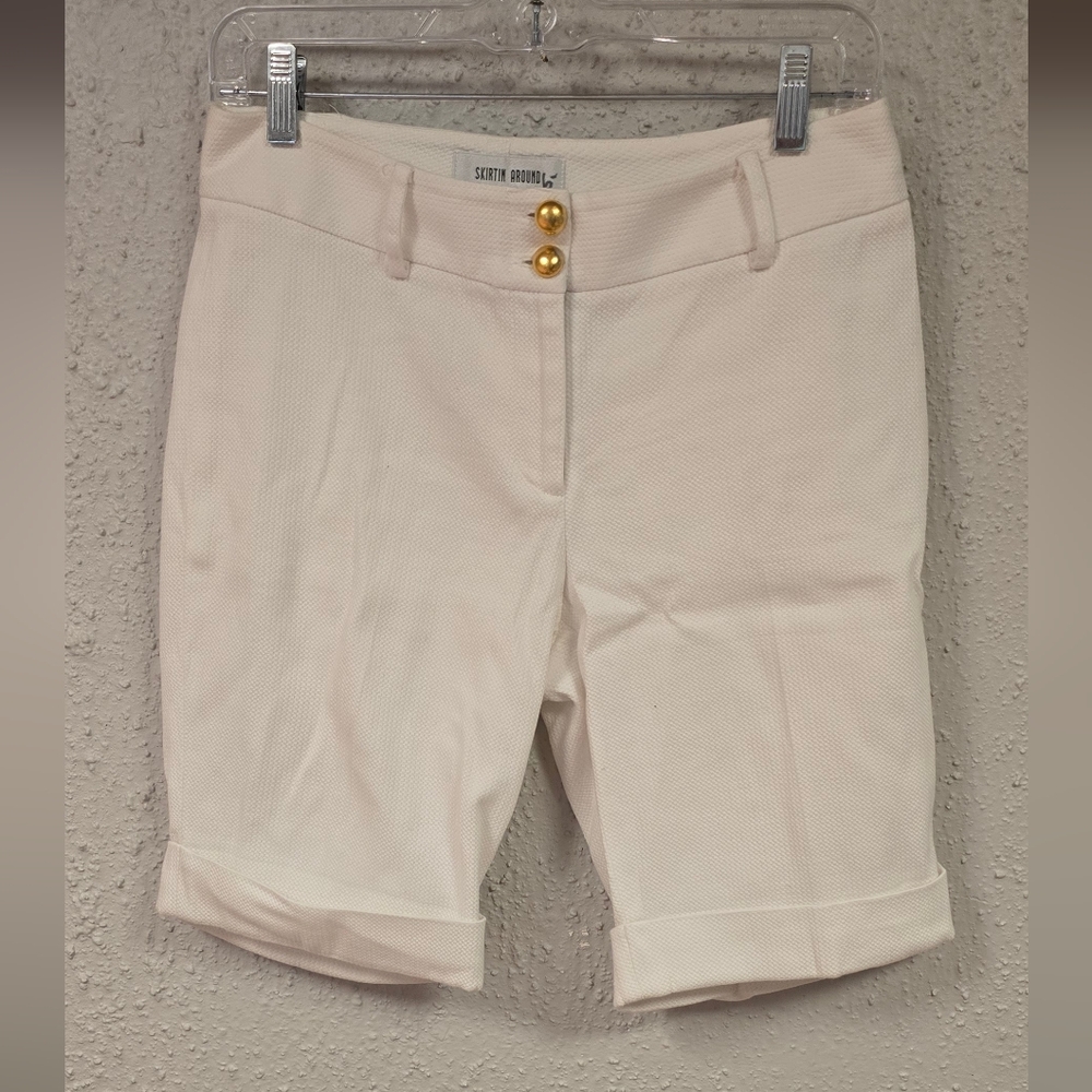 Skirtin Around Cream Bermudas Classic Style